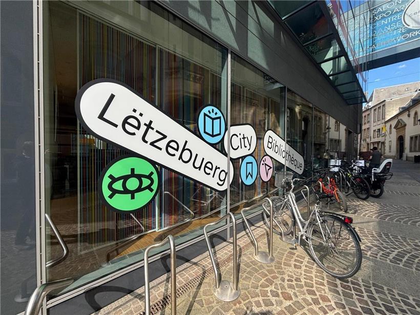 Bibliothek mit Hinweisschild zur baldigen Schließung und geplanten Neueröffnung mit erweiterten Services