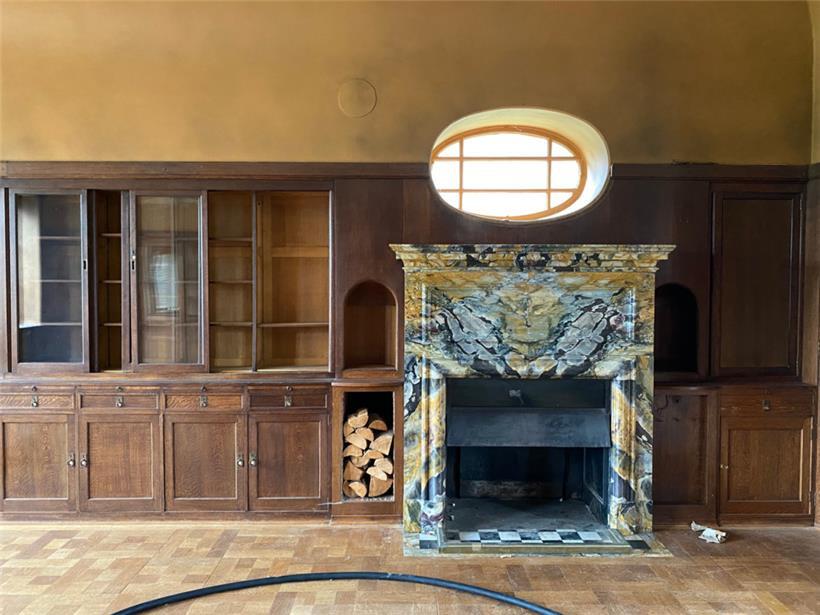 Die Bibliothek von Aline Mayrisch de Saint-Hubert, ehe sie mit Holzpaneelen geschützt wurde
