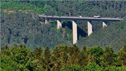 Die Biewertalbrücke ist eine Balkenbrücke der A64 bei Trier
