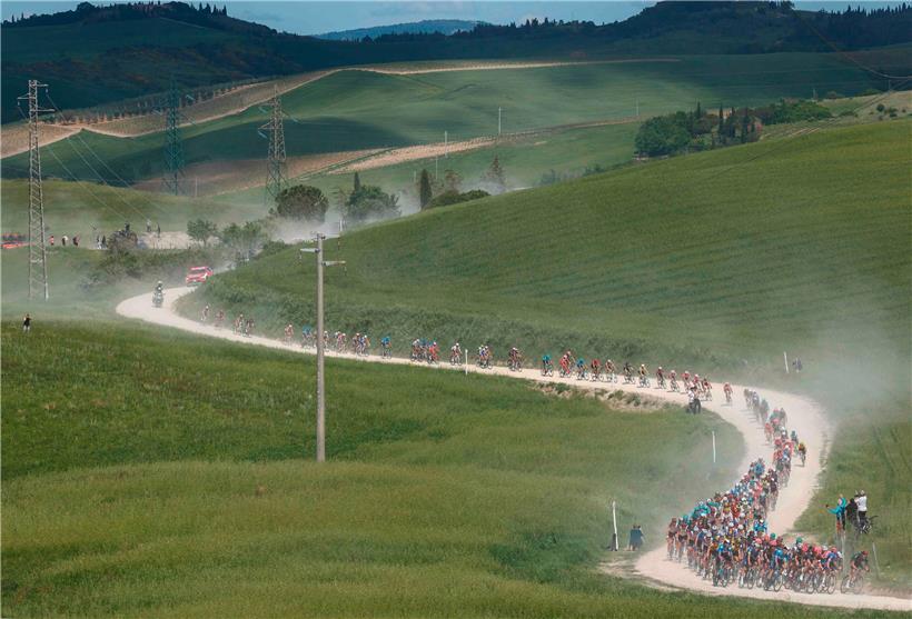 Die Bilder der Etappe vom Mittwoch erinnern stark an das Eintagesrennen „Strade Bianche“ 
