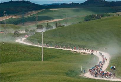 Die Bilder der Etappe vom Mittwoch erinnern stark an das Eintagesrennen „Strade Bianche“ 
