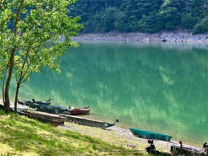 Die Blaualgen-Belastung im Obersauersee sowie im Oberen Weiswampachersee ist zurückgegangen – ab sofort ist das Baden wieder erlaubt