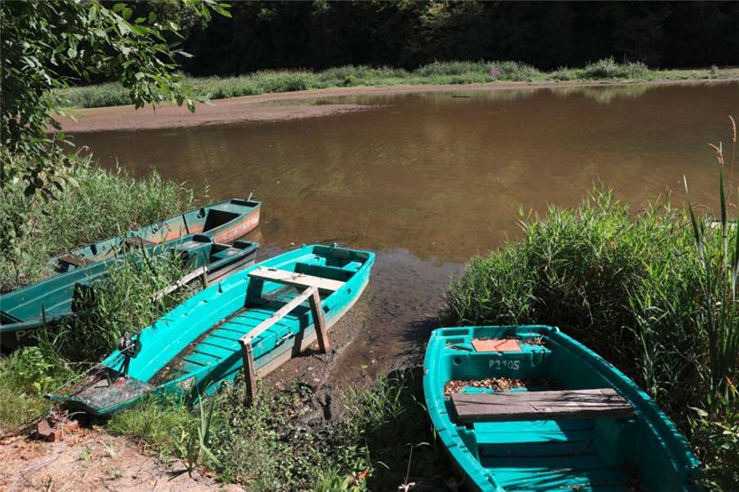 Die Boote ligen oberhalb des Stausees auf Grund („Béiwenerbaach“)