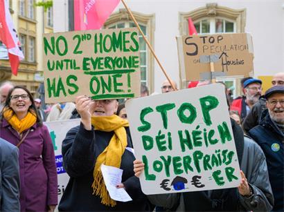 Die Botschaft des Jugendkollektivs war deutlich: Luxemburg braucht bezahlbaren Wohnraum