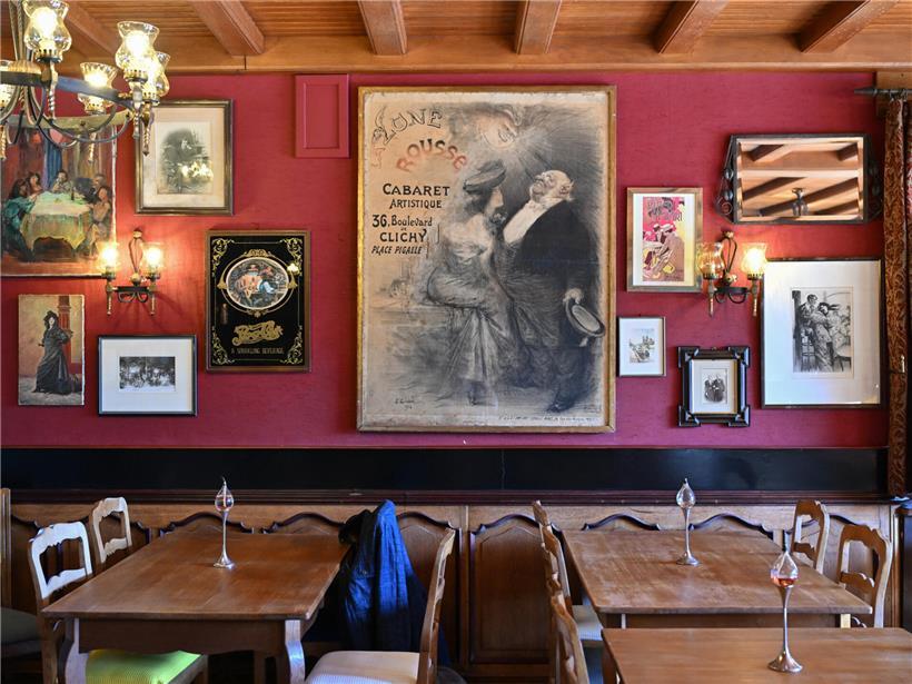 Außenansicht der Brasserie mit einladendem Eingang und traditionellem Bistro-Ambiente bei Tageslicht