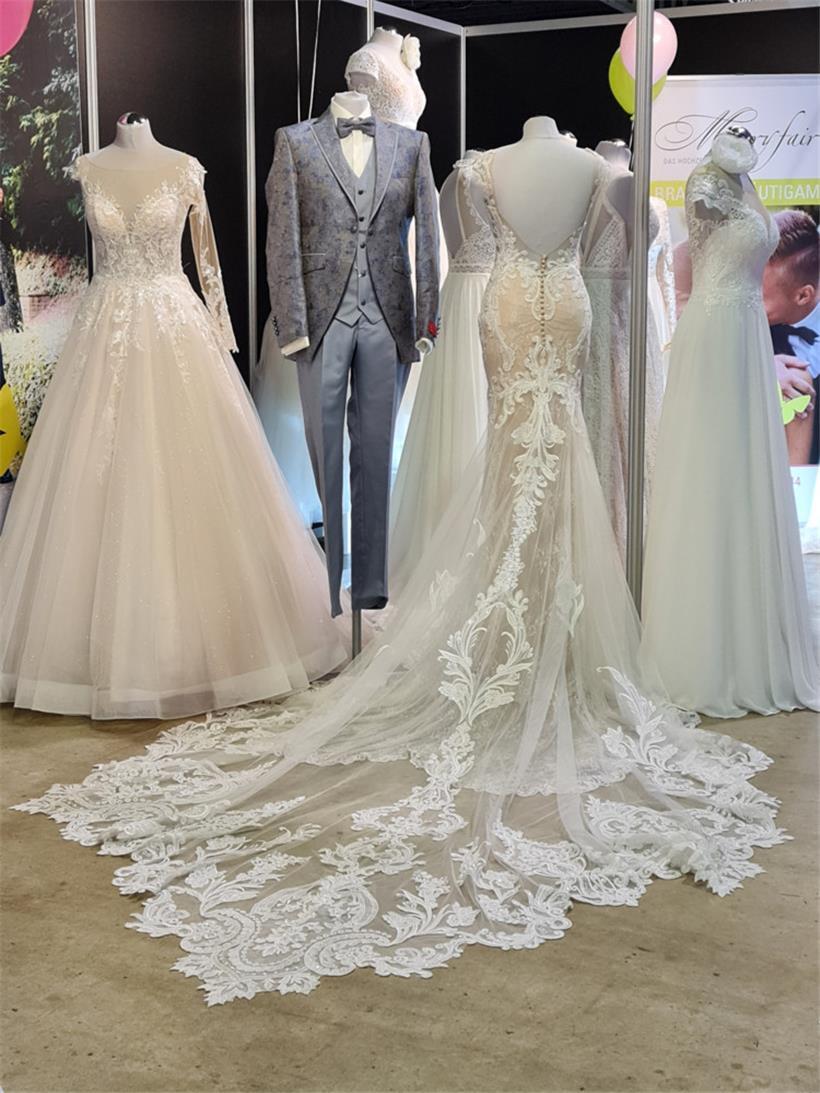 Die Brautmode gestaltet sich traditionell in Weiß. Der Bräutigam trägt immer mehr, was gefällt.
