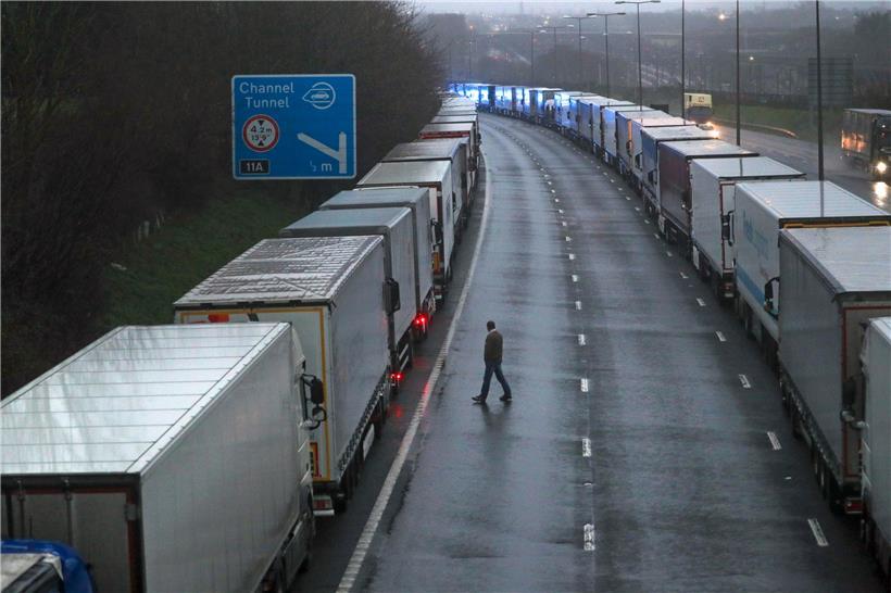 Die Briten erhalten dieser Tage einen Vorgeschmack auf einen No-Deal-Brexit: Lkws warten in Folkestone vor dem Eurotunnel.
