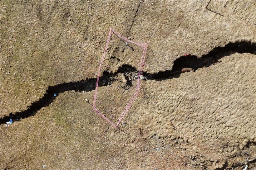 250 Meter lange und bis zu 1 Meter breite Bodenbruchlinie in natürlicher Umgebung sichtbar