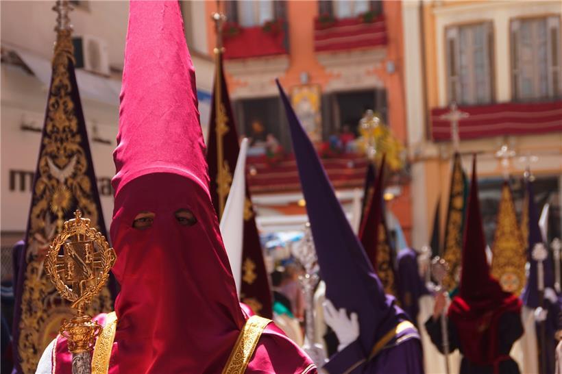 Die Bruderschaften pilgern während der Semana Santa in traditionellen Kostümen durch die Gassen ihrer Stadt zu den Kathedralen und Kirchen. Dabei trägt jede Pilgergruppe ihren Schutzheiligen in aufwendig gestalteten Tragen.
