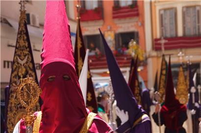 Die Bruderschaften pilgern während der Semana Santa in traditionellen Kostümen durch die Gassen ihrer Stadt zu den Kathedralen und Kirchen. Dabei trägt jede Pilgergruppe ihren Schutzheiligen in aufwendig gestalteten Tragen.
