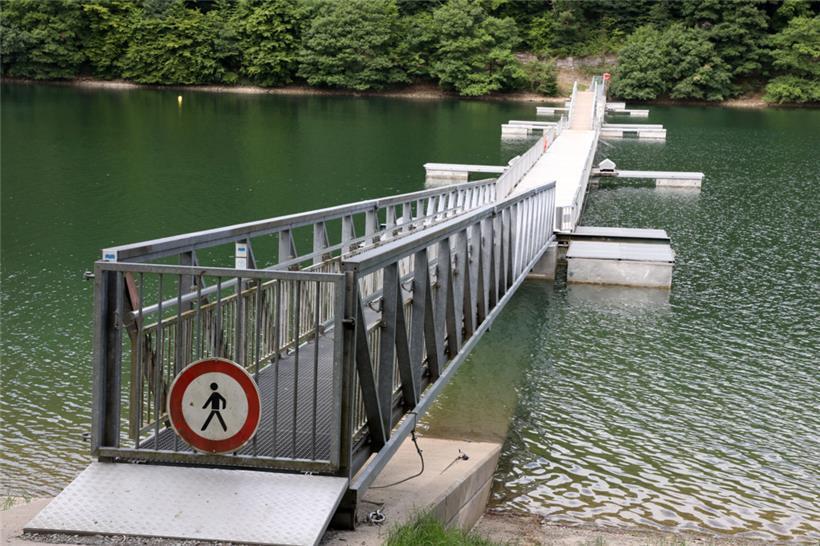 Die Brücke am Stausee zwischen Lultzhausen und Liefringen musste gesperrt werden. Badegäste haben das Bauwerk am Samstag beschädigt, als sie vom Geländer ins Wasser gesprungen sind. 
