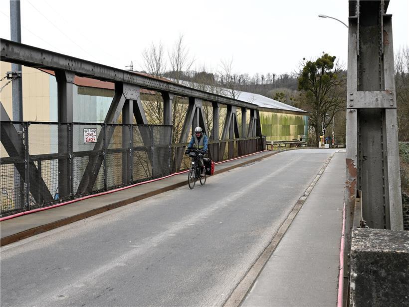 Neue moderne Brücke ersetzt alte Brücke vor der russischen Botschaft im urbanen Baustellenumfeld