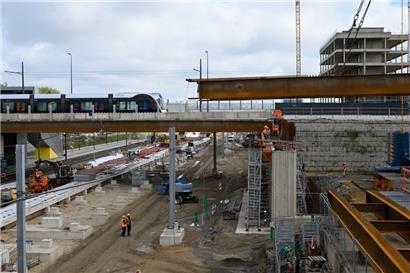 Die Brücke über den Bahnhof Howald wird erweitert, damit die Tram in Zukunft hier zweigleisig fahren kann. Dafür wurden am Montag und Dienstag bis zu 80 Tonnen schwere Doppel-Stahlträger von einem Spezialkran in Position gebracht. 
