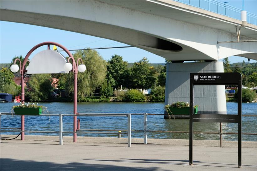 Die Brücke verbindet Remich mit dem benachbarten Deutschland. Nebenan ist die Sc...