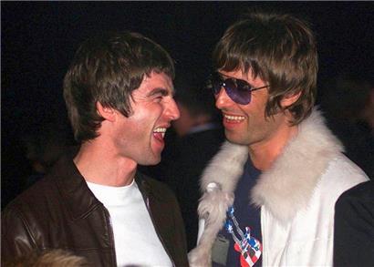 Die Brüder Noel (l.) und Liam Gallagher bei einer Award-Verleihung im Jahr 2001
