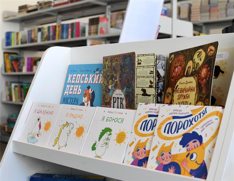 Die Büchersammlung von „LUkraine“ setzt sich vor allem aus Werken in ukrainischer Sprache zusammen – es gibt aber auch welche auf Französisch oder Englisch
