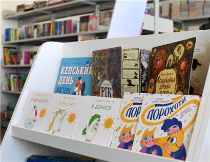 Die Büchersammlung von „LUkraine“ setzt sich vor allem aus Werken in ukrainischer Sprache zusammen – es gibt aber auch welche auf Französisch oder Englisch
