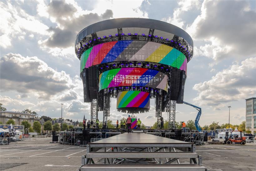 Die Bühne auf dem Glacis beim Aufbau 

