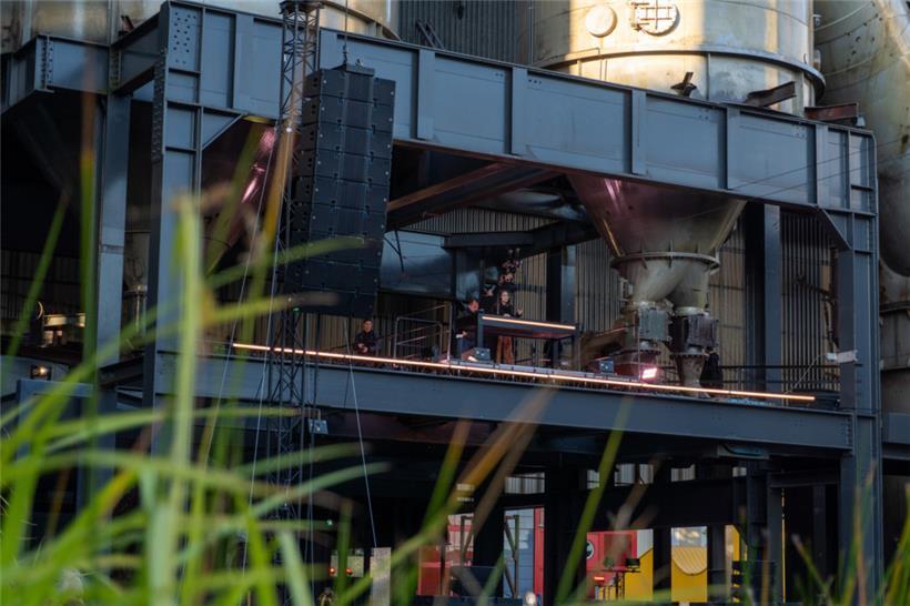Die Bühne mal nicht in der Rockhal, sondern in der Höhe vor dem Hochofen in Belval
