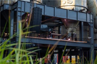 Die Bühne mal nicht in der Rockhal, sondern in der Höhe vor dem Hochofen in Belval
