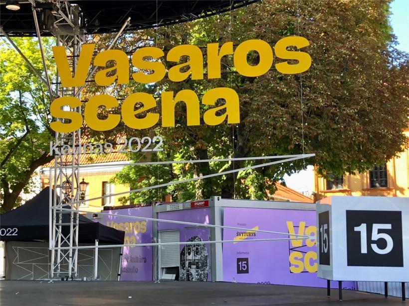 Die Bühne, mitten in der Altstadt. Dreimal die Woche finden hier Gratiskonzerte ...