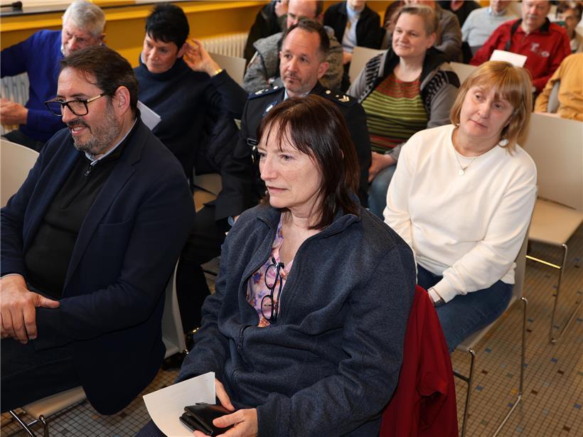 Bürgerinnen und Bürger diskutieren engagiert mit Gemeindeverantwortlichen bei öffentlicher Versammlung