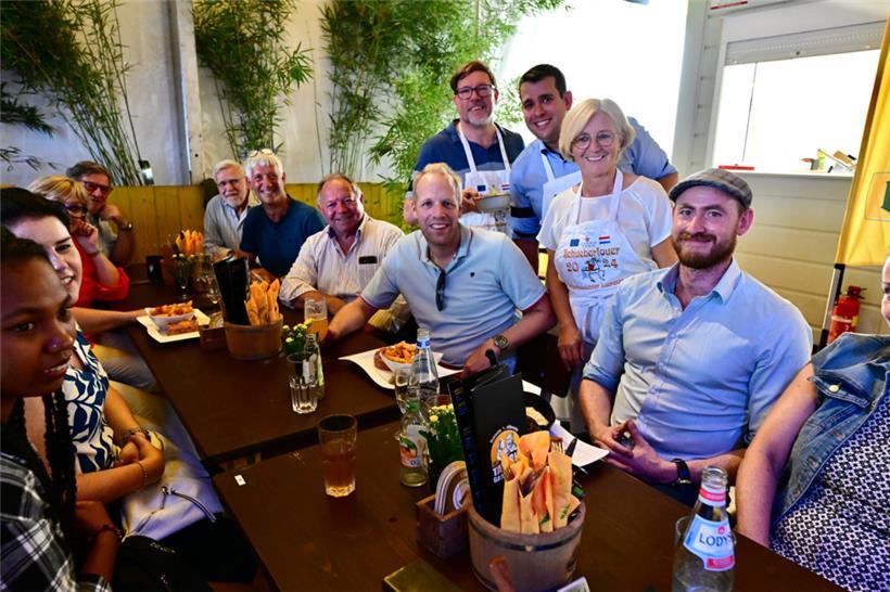 Die Bürgermeister Tom Jungen, Fred Ternes unterstützten ohre Kollegin Marguy Kir...