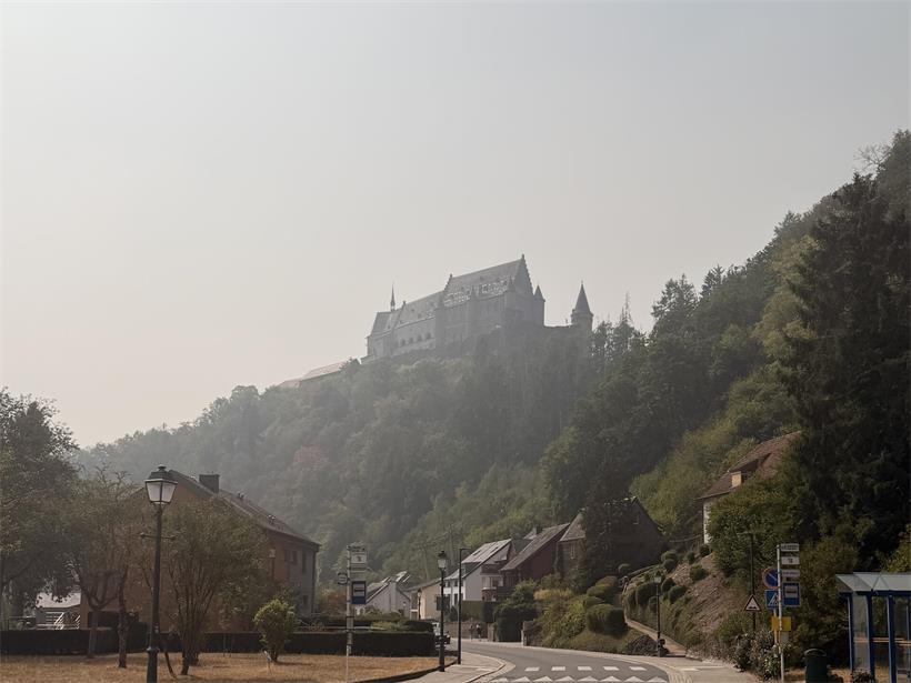 Die Burg in Vianden ist am Sonntagmittag vom Rauch umgeben