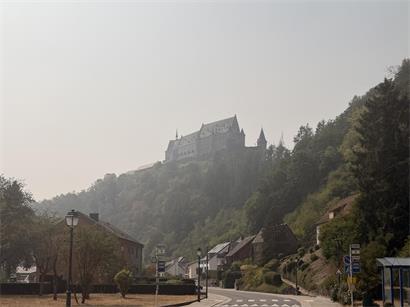 Die Burg in Vianden ist am Sonntagmittag vom Rauch umgeben
