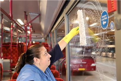 Die Busse werden blitzblank geputzt. Sauberkeit ist in Seuchenzeiten wichtig.
