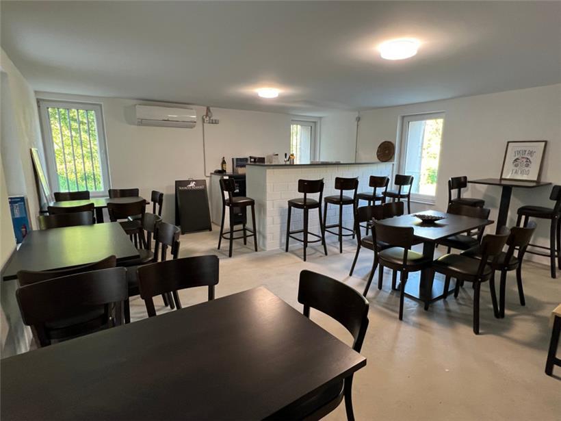 Die „Buvette“ hält neben gewohnten Getränken auch Spezialitäten wie Ti Punch mit...