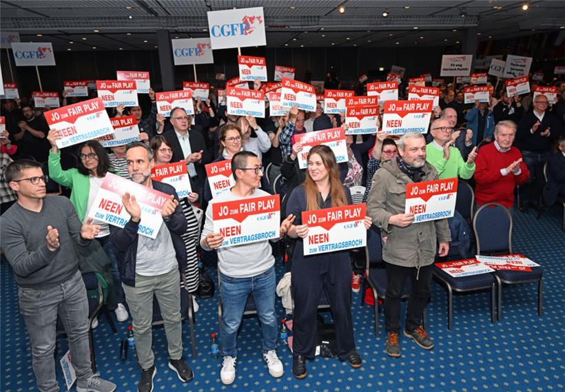 Die CGFP bekennt Farbe: Mitglieder der Staatsbeamtengewerkschaft im Dommeldinger Parc Hotel Alvisse
