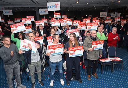 Die CGFP bekennt Farbe: Mitglieder der Staatsbeamtengewerkschaft im Dommeldinger Parc Hotel Alvisse
