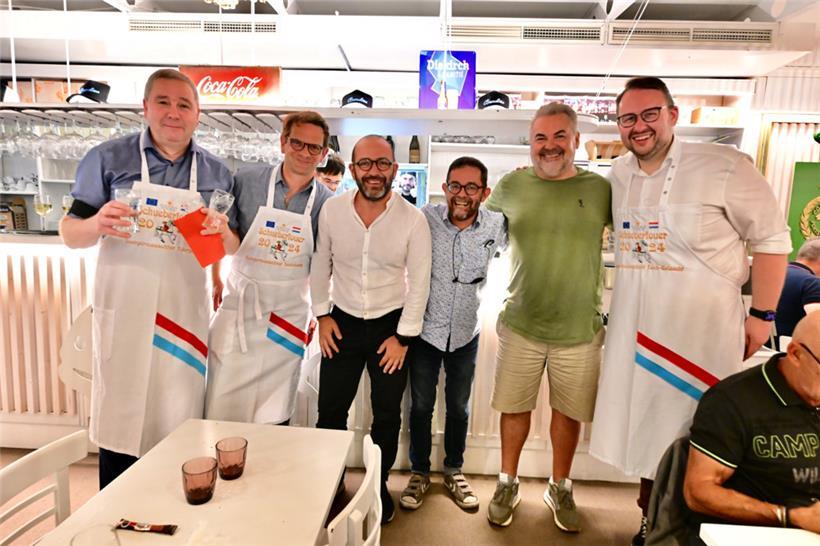 Die CSV-Bürgermeister Christian Weis (1.v.r.), Michel Wolter und Laurent Zeimet (1. und 2. v.l.) waren bei der Friture Joslet im Einsatz. 
