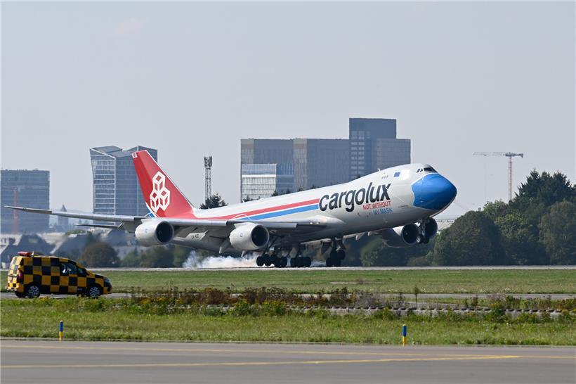 Cargolux Frachflugzeug am Flughafen Luxemburg mit 3.200 Mitarbeitern im Hintergrund