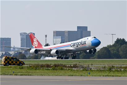 Cargolux Frachflugzeug am Flughafen Luxemburg mit 3.200 Mitarbeitern im Hintergrund