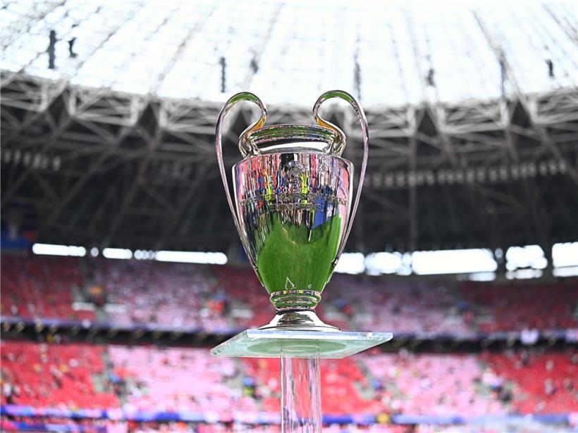 Champions League Trophäe glänzend aus Silber auf schwarzem Hintergrund, Symbol für europäischen Fußball-Erfolg