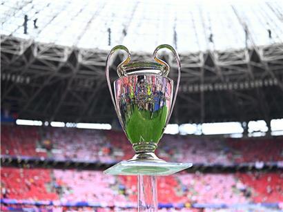 Champions League Trophäe glänzend aus Silber auf schwarzem Hintergrund, Symbol für europäischen Fußball-Erfolg