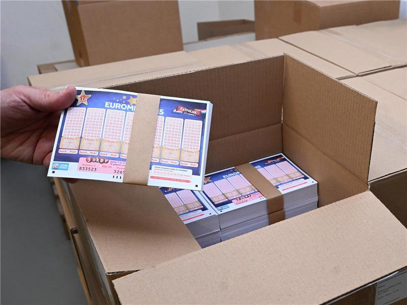 Lottoschein mit Zahlen, Symbol für geringe Gewinnchancen und geringeres Risiko als Meteoriten-Treffer beim Lotto spielen