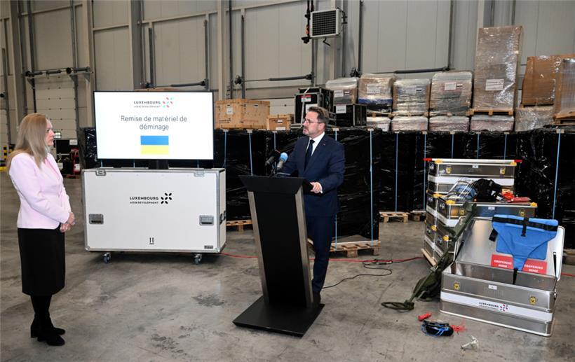 Die „Chargée d’affaires“ der ukrainischen Botschaft, Natalia Anoshyna, nahm das Material für 110 Minenräumer vom luxemburgischen Außenminister Xavier Bettel in Empfang
