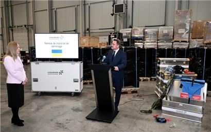 Die „Chargée d’affaires“ der ukrainischen Botschaft, Natalia Anoshyna, nahm das Material für 110 Minenräumer vom luxemburgischen Außenminister Xavier Bettel in Empfang
