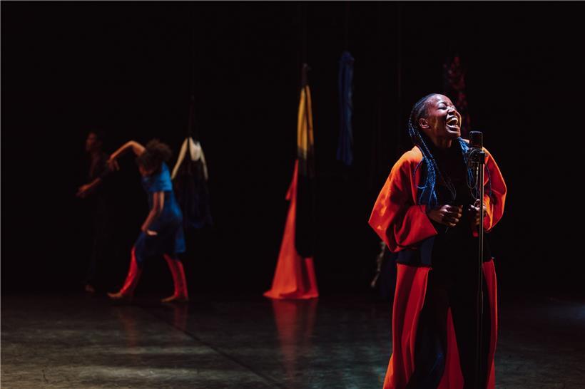 Die Choreografin, Sängerin und Autorin Dorothée Munyaneza vereint in ihrer Performance „Mailles“ Tanz und Gesang
