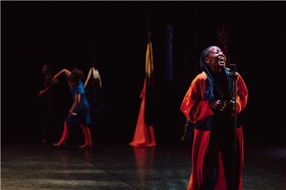 Die Choreografin, Sängerin und Autorin Dorothée Munyaneza vereint in ihrer Performance „Mailles“ Tanz und Gesang
