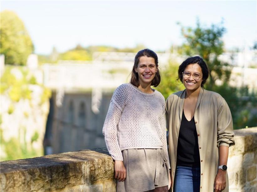 Luxemburgs weibliche Start-up-Szene ist klein, aber sie wächst Co-Founder Charlotte Wirion und Imeshi Weerasinghe von WEO posieren professionell für Unternehmensfoto