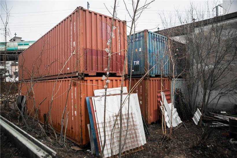 Die Container, aus denen das Restaurant entstehen soll, warten bereits auf ihren...