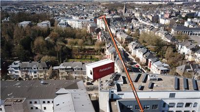 Die Container wurden nacheinander von einem 130 Tonnen schweren Kran über die „Passerelle“ des CHEM gehievt
