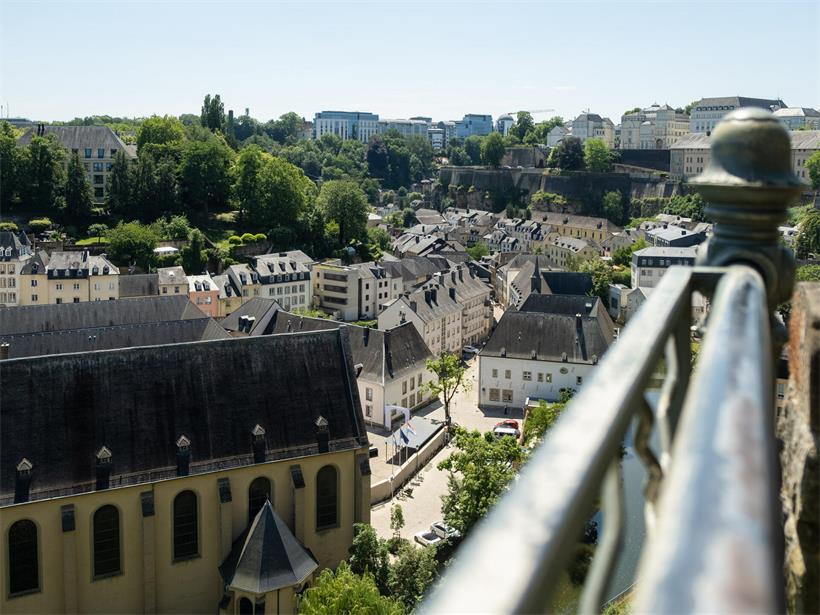 Panorama der Corniche in Luxemburg mit Blick auf das Tal von Grund und die Alzette, „schönster Balkon Europas“