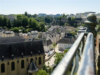 Panorama der Corniche in Luxemburg mit Blick auf das Tal von Grund und die Alzette, „schönster Balkon Europas“