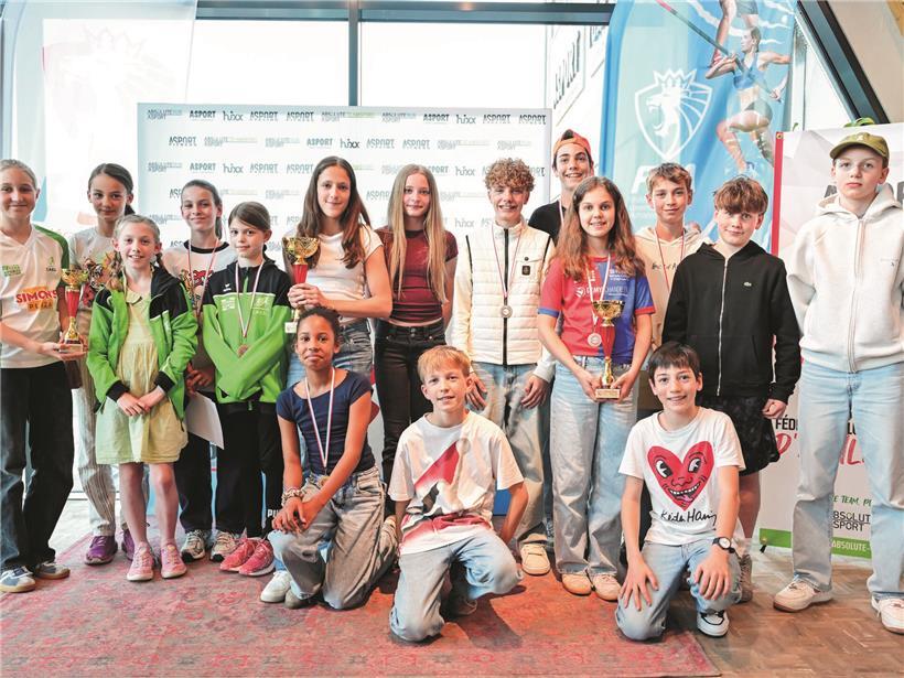 Coupe Emile Thoma Pokal auf schwarzem Sockel, gewonnener Preis des CSL Wettbewerbs, glänzend und detailreich präsentiert