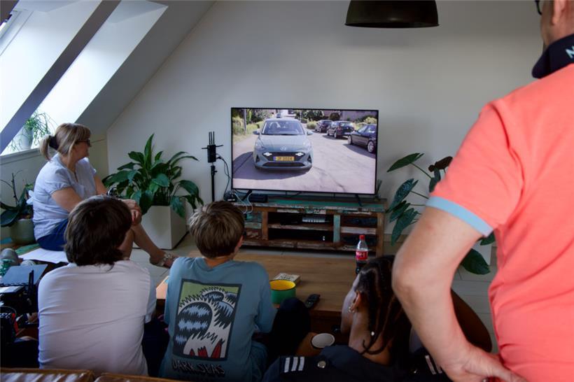 Die Crew schaut sich die ersten Aufnahmen ein